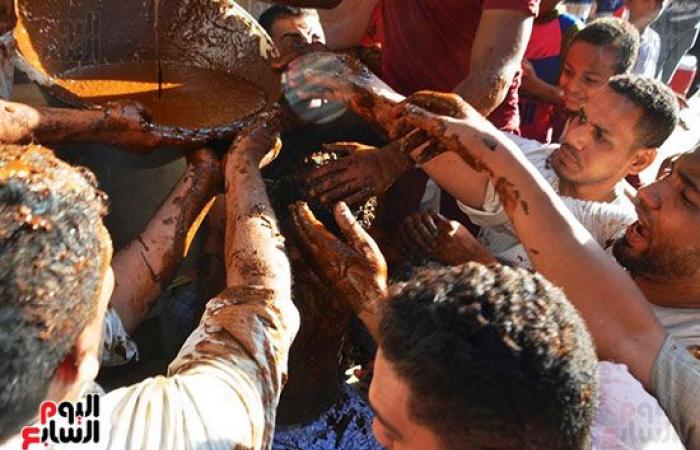 مهرجان "الحنة الإسناوى".. الاستحمام بالحناء عادة متوارثة منذ مئات السنين فى الأقصر.. الشباب يجهزون مكوناتها ويغرقون العريس داخلها للاحتفال بزفافه.. ومكوناتها حنة بلدى ودم غزال ومحلبية وليمون وعطور.. صور