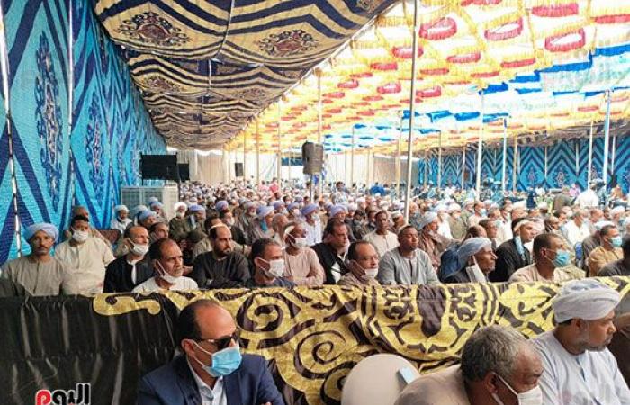 الكفن ينهى سلسال الدم فى الأقصر.. إنهاء خصومة ثأرية بين عائلتى "آل غالب وآل عبد الهادى" بالزينية.. تقديم "الكفن" وسط تكبير وتهليل الحضور.. ومدير الأمن: جلسات الصلح تمنع الجرائم قبل وقوعها وتسهم فى نشر المحبة