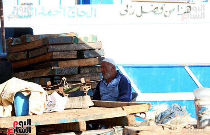 الرزق يحب الخفية .. بوغاز رشيد أقدم وأكبر ميناء في مصر .. يضم 1000 مركب و5000 صياد.. وشيخ الصيادين: طاولة السمك من 100 لـ 400 جنيه.. صور