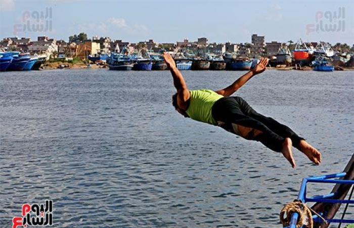 الرزق يحب الخفية .. بوغاز رشيد أقدم وأكبر ميناء في مصر .. يضم 1000 مركب و5000 صياد.. وشيخ الصيادين: طاولة السمك من 100 لـ 400 جنيه.. صور