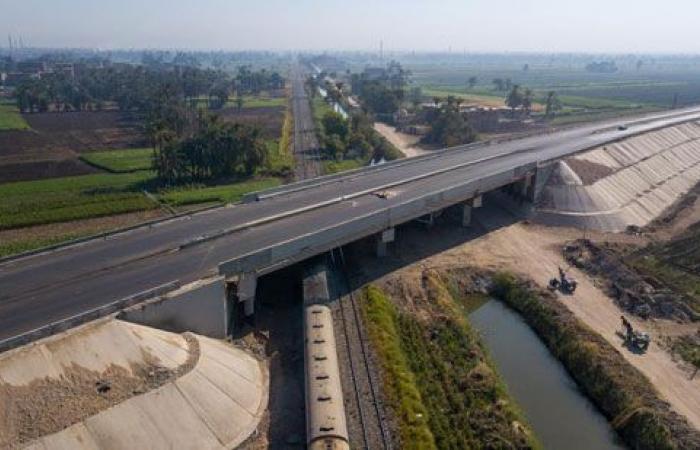 مشروعات عملاقة فى صعيد مصر.. الرئيس السيسى يهتم بالطرق والكبارى بقنا.. إنشاء محور الشهيد باسم فكرى بمليار و500 مليون جنيه.. وازدواج طريق "قنا - سوهاج" الصحراوى بـ372 مليونا.. وكوبرى الرياح بتكلفة 130 مليون جنيه