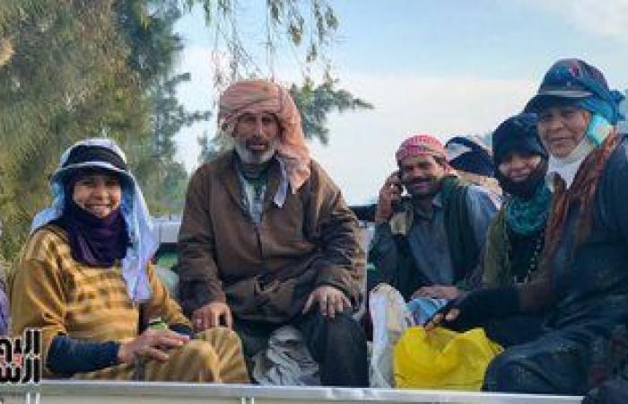 عمال الترحيلة.. رحلة كفاح تبدأ مع بزوغ الفجر وتنتهى بمغيب الشمس.. شقرف وفأس رأس مال العمال.. بدوية صابر: اللقمة الحلال حلوة.. بهانة أحمد: بشتغل فى عز البرد علشان أعلم ولادى وأعيشهم بالحلال.. واليومية 50 جنيه