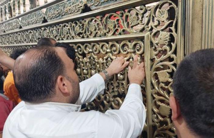 "أرضى الإله فأرضى عنه عباده.. السيد البدوى نعم الطاهر".. ملايين الزوار يحرصون على زيارة مسجده وضريحه بطنطا.. أحمد الدرينى: المدينة تحظى بشرف احتضانه.. وحسين رشيد: شيخ العرب نوارة طنطا وبركة وخير للغربية.. صور