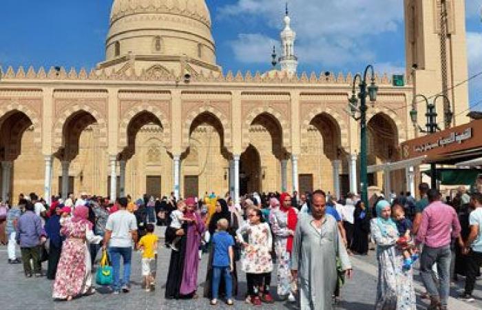 "أرضى الإله فأرضى عنه عباده.. السيد البدوى نعم الطاهر".. ملايين الزوار يحرصون على زيارة مسجده وضريحه بطنطا.. أحمد الدرينى: المدينة تحظى بشرف احتضانه.. وحسين رشيد: شيخ العرب نوارة طنطا وبركة وخير للغربية.. صور