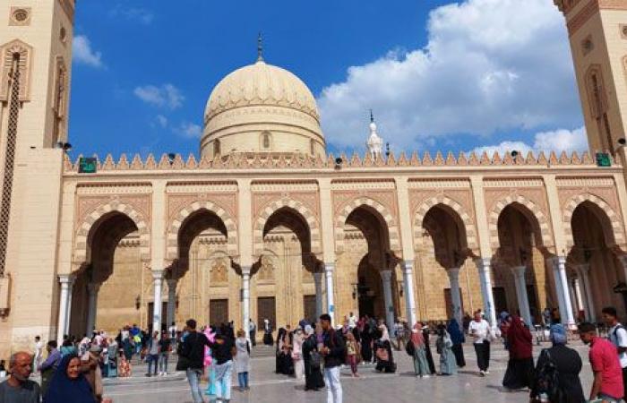 "أرضى الإله فأرضى عنه عباده.. السيد البدوى نعم الطاهر".. ملايين الزوار يحرصون على زيارة مسجده وضريحه بطنطا.. أحمد الدرينى: المدينة تحظى بشرف احتضانه.. وحسين رشيد: شيخ العرب نوارة طنطا وبركة وخير للغربية.. صور