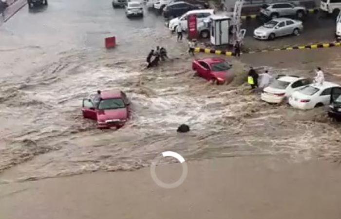 العالم هذا المساء.. 3 قتلى و4 مصابين فى إطلاق نار بباريس.. السيول تغرق شوارع مكة المكرمة والدفاع المدنى ينفى سقوط ضحايا.. وبايدن يوافق على قانون سياسة الدفاع لعام 2023 بميزانية 858 مليار دولار.. صور