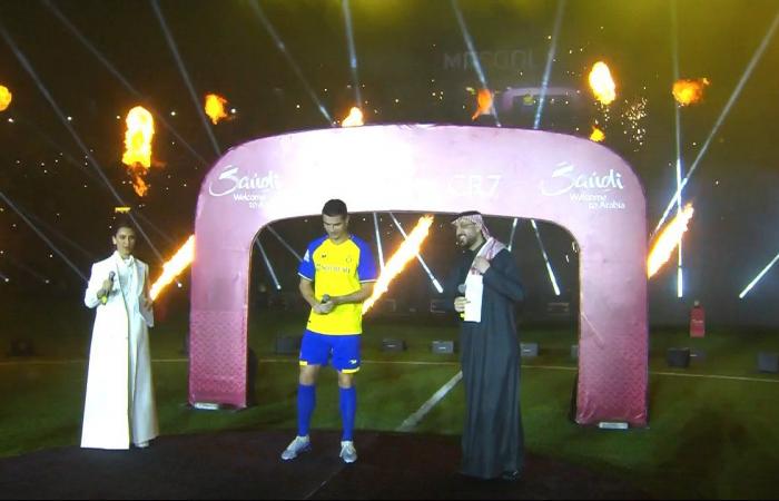 النصر السعودى يقدم كريستيانو رونالدو فى حفل أسطوري بملعب "مرسول بارك" فى حضور 30 ألف مشجعا .. الدون: حطمت الأرقام في أوروبا وأريد تكرارها هنا أيضاً.. آل معمر: اللاعب طلب معاملته ماليا مثل زملائه في المكافآت