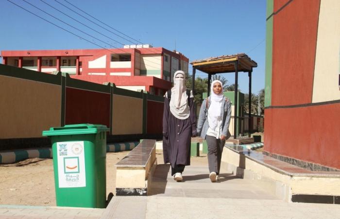 "علمونا فى مدرستنا".. حياة كريمة ترسم البسمة على أبناء قرى المنشية بأسوان.. المبادرة تنفذ وتطور 12 مدرسة جديدة.. والطلاب: رحمتنا من الزحام داخل الفصول.. ونشكر الرئيس على توفير مدرسة ثانوية داخل القرية.. صور