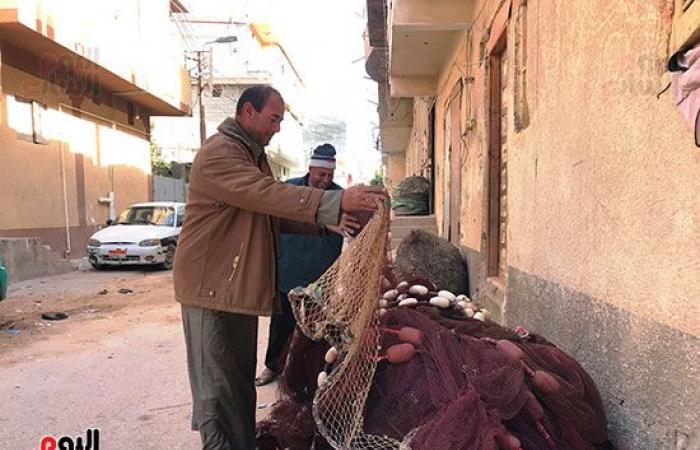 حكايات "أبو صقل" بسيناء.. حى الصيادين على ساحل البحر المتوسط وسكانه يتوارثون مهنة الصيد.. 6 آلاف يعملون بالمهنة بينهم 1431 يحملون تصاريح صيد.. وإنتاجهم يوفر الغذاء البحرى لسكان شمال سيناء ويصدر للمحافظات.. صور