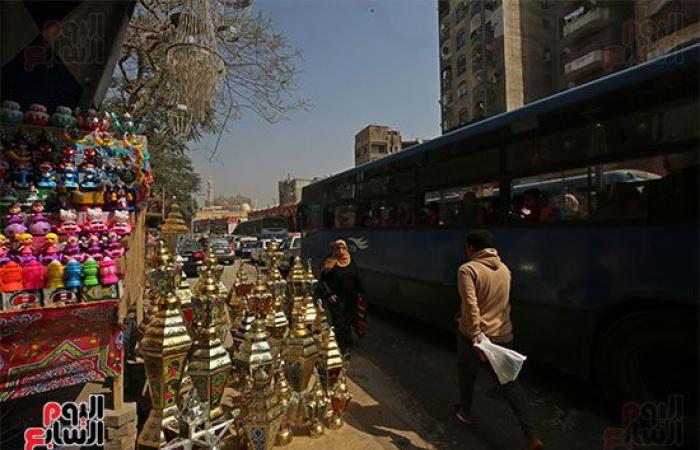 افرحوا يا ولاد.. "فوانيس رمضان" تملأ الشوارع احتفالا بقدوم الشهر الكريم.. الفانوس المصرى يتصدر المشهد وأسعاره تبدأ من 10 جنيهات للميدالية وارتفاعه يصل لـ5 أمتار.. والخيامية بـ20 جنيها وأشكالها حكاية.. صور