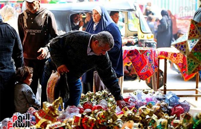 افرحوا يا ولاد.. "فوانيس رمضان" تملأ الشوارع احتفالا بقدوم الشهر الكريم.. الفانوس المصرى يتصدر المشهد وأسعاره تبدأ من 10 جنيهات للميدالية وارتفاعه يصل لـ5 أمتار.. والخيامية بـ20 جنيها وأشكالها حكاية.. صور