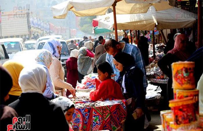 افرحوا يا ولاد.. "فوانيس رمضان" تملأ الشوارع احتفالا بقدوم الشهر الكريم.. الفانوس المصرى يتصدر المشهد وأسعاره تبدأ من 10 جنيهات للميدالية وارتفاعه يصل لـ5 أمتار.. والخيامية بـ20 جنيها وأشكالها حكاية.. صور