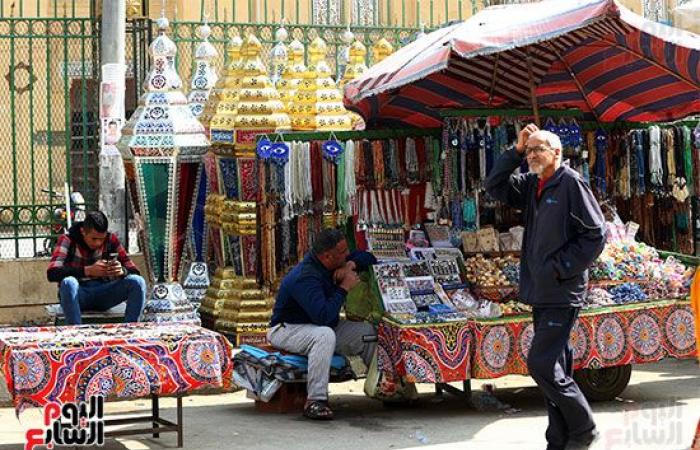 افرحوا يا ولاد.. "فوانيس رمضان" تملأ الشوارع احتفالا بقدوم الشهر الكريم.. الفانوس المصرى يتصدر المشهد وأسعاره تبدأ من 10 جنيهات للميدالية وارتفاعه يصل لـ5 أمتار.. والخيامية بـ20 جنيها وأشكالها حكاية.. صور