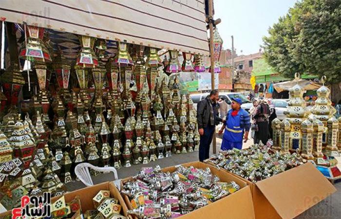 افرحوا يا ولاد.. "فوانيس رمضان" تملأ الشوارع احتفالا بقدوم الشهر الكريم.. الفانوس المصرى يتصدر المشهد وأسعاره تبدأ من 10 جنيهات للميدالية وارتفاعه يصل لـ5 أمتار.. والخيامية بـ20 جنيها وأشكالها حكاية.. صور