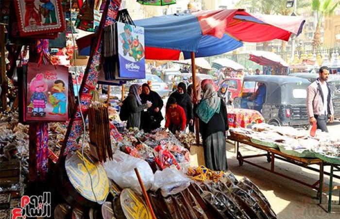 افرحوا يا ولاد.. "فوانيس رمضان" تملأ الشوارع احتفالا بقدوم الشهر الكريم.. الفانوس المصرى يتصدر المشهد وأسعاره تبدأ من 10 جنيهات للميدالية وارتفاعه يصل لـ5 أمتار.. والخيامية بـ20 جنيها وأشكالها حكاية.. صور