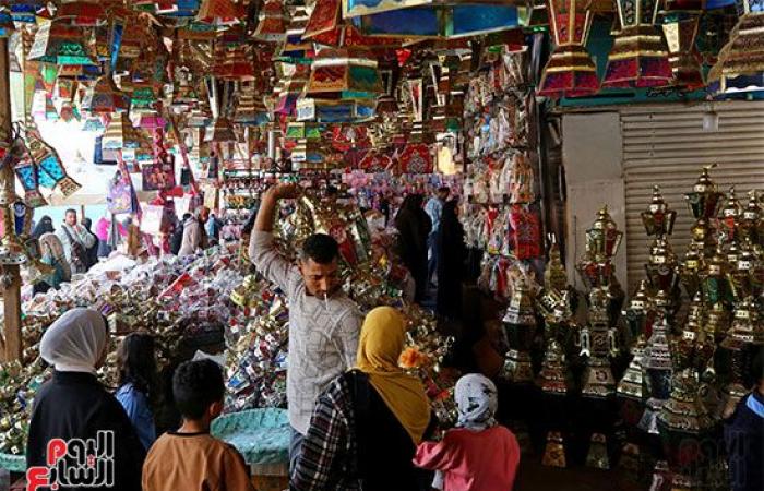 افرحوا يا ولاد.. "فوانيس رمضان" تملأ الشوارع احتفالا بقدوم الشهر الكريم.. الفانوس المصرى يتصدر المشهد وأسعاره تبدأ من 10 جنيهات للميدالية وارتفاعه يصل لـ5 أمتار.. والخيامية بـ20 جنيها وأشكالها حكاية.. صور