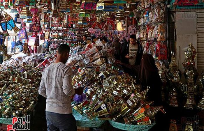 افرحوا يا ولاد.. "فوانيس رمضان" تملأ الشوارع احتفالا بقدوم الشهر الكريم.. الفانوس المصرى يتصدر المشهد وأسعاره تبدأ من 10 جنيهات للميدالية وارتفاعه يصل لـ5 أمتار.. والخيامية بـ20 جنيها وأشكالها حكاية.. صور