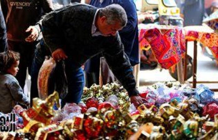 افرحوا يا ولاد.. "فوانيس رمضان" تملأ الشوارع احتفالا بقدوم الشهر الكريم.. الفانوس المصرى يتصدر المشهد وأسعاره تبدأ من 10 جنيهات للميدالية وارتفاعه يصل لـ5 أمتار.. والخيامية بـ20 جنيها وأشكالها حكاية.. صور