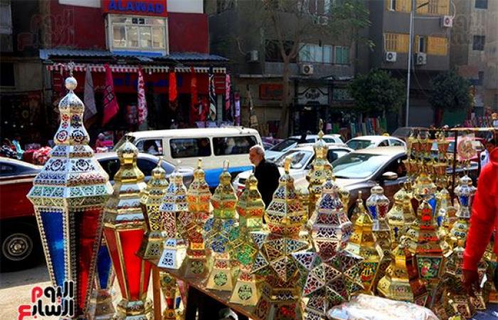 افرحوا يا ولاد.. "فوانيس رمضان" تملأ الشوارع احتفالا بقدوم الشهر الكريم.. الفانوس المصرى يتصدر المشهد وأسعاره تبدأ من 10 جنيهات للميدالية وارتفاعه يصل لـ5 أمتار.. والخيامية بـ20 جنيها وأشكالها حكاية.. صور