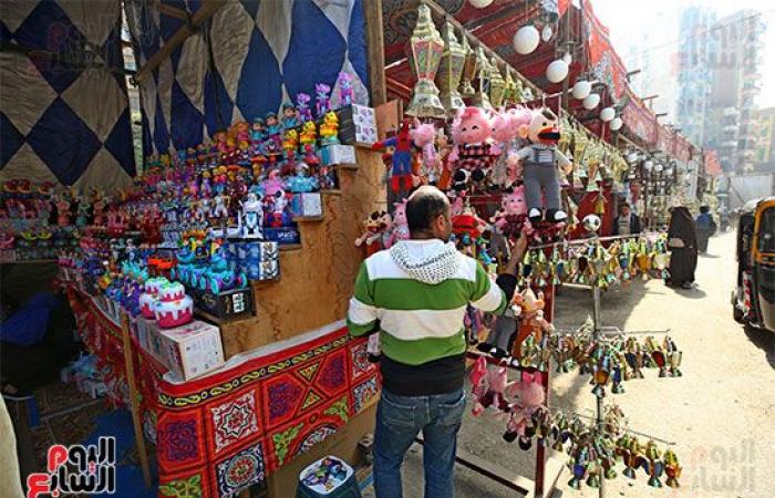 افرحوا يا ولاد.. "فوانيس رمضان" تملأ الشوارع احتفالا بقدوم الشهر الكريم.. الفانوس المصرى يتصدر المشهد وأسعاره تبدأ من 10 جنيهات للميدالية وارتفاعه يصل لـ5 أمتار.. والخيامية بـ20 جنيها وأشكالها حكاية.. صور