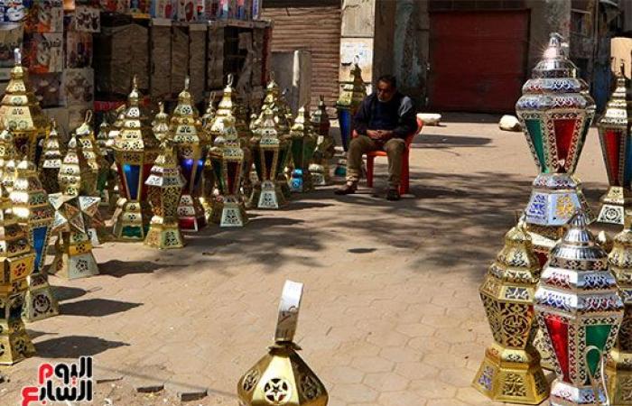 افرحوا يا ولاد.. "فوانيس رمضان" تملأ الشوارع احتفالا بقدوم الشهر الكريم.. الفانوس المصرى يتصدر المشهد وأسعاره تبدأ من 10 جنيهات للميدالية وارتفاعه يصل لـ5 أمتار.. والخيامية بـ20 جنيها وأشكالها حكاية.. صور