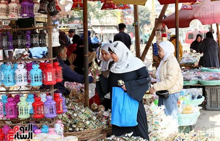 افرحوا يا ولاد.. "فوانيس رمضان" تملأ الشوارع احتفالا بقدوم الشهر الكريم.. الفانوس المصرى يتصدر المشهد وأسعاره تبدأ من 10 جنيهات للميدالية وارتفاعه يصل لـ5 أمتار.. والخيامية بـ20 جنيها وأشكالها حكاية.. صور