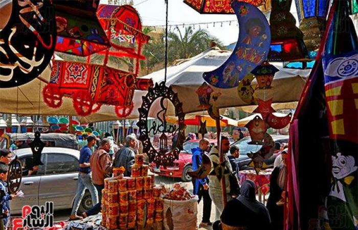 افرحوا يا ولاد.. "فوانيس رمضان" تملأ الشوارع احتفالا بقدوم الشهر الكريم.. الفانوس المصرى يتصدر المشهد وأسعاره تبدأ من 10 جنيهات للميدالية وارتفاعه يصل لـ5 أمتار.. والخيامية بـ20 جنيها وأشكالها حكاية.. صور