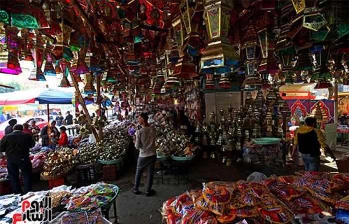 افرحوا يا ولاد.. "فوانيس رمضان" تملأ الشوارع احتفالا بقدوم الشهر الكريم.. الفانوس المصرى يتصدر المشهد وأسعاره تبدأ من 10 جنيهات للميدالية وارتفاعه يصل لـ5 أمتار.. والخيامية بـ20 جنيها وأشكالها حكاية.. صور