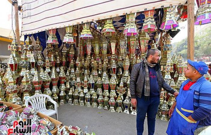 افرحوا يا ولاد.. "فوانيس رمضان" تملأ الشوارع احتفالا بقدوم الشهر الكريم.. الفانوس المصرى يتصدر المشهد وأسعاره تبدأ من 10 جنيهات للميدالية وارتفاعه يصل لـ5 أمتار.. والخيامية بـ20 جنيها وأشكالها حكاية.. صور