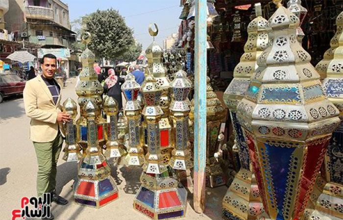 افرحوا يا ولاد.. "فوانيس رمضان" تملأ الشوارع احتفالا بقدوم الشهر الكريم.. الفانوس المصرى يتصدر المشهد وأسعاره تبدأ من 10 جنيهات للميدالية وارتفاعه يصل لـ5 أمتار.. والخيامية بـ20 جنيها وأشكالها حكاية.. صور