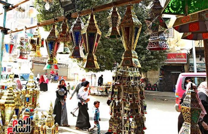 افرحوا يا ولاد.. "فوانيس رمضان" تملأ الشوارع احتفالا بقدوم الشهر الكريم.. الفانوس المصرى يتصدر المشهد وأسعاره تبدأ من 10 جنيهات للميدالية وارتفاعه يصل لـ5 أمتار.. والخيامية بـ20 جنيها وأشكالها حكاية.. صور