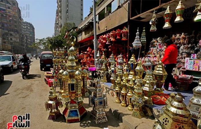 افرحوا يا ولاد.. "فوانيس رمضان" تملأ الشوارع احتفالا بقدوم الشهر الكريم.. الفانوس المصرى يتصدر المشهد وأسعاره تبدأ من 10 جنيهات للميدالية وارتفاعه يصل لـ5 أمتار.. والخيامية بـ20 جنيها وأشكالها حكاية.. صور