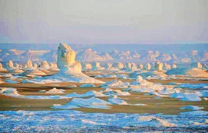 حكايات من الواحات.. قطعة من كوكب المريخ يجسدها وادى العقبات بالفرافرة بتكويناته الصخرية الفريدة.. ينتمى لمعالم محمية الصحراء البيضاء.. و"صخرة كف العروس" تشهد مراسم زواج "صيني" كشرط لإتمام الزفاف.. صور