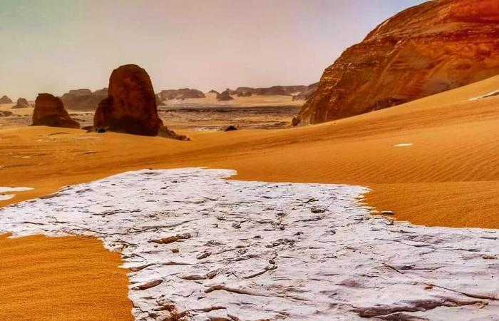 حكايات من الواحات.. قطعة من كوكب المريخ يجسدها وادى العقبات بالفرافرة بتكويناته الصخرية الفريدة.. ينتمى لمعالم محمية الصحراء البيضاء.. و"صخرة كف العروس" تشهد مراسم زواج "صيني" كشرط لإتمام الزفاف.. صور