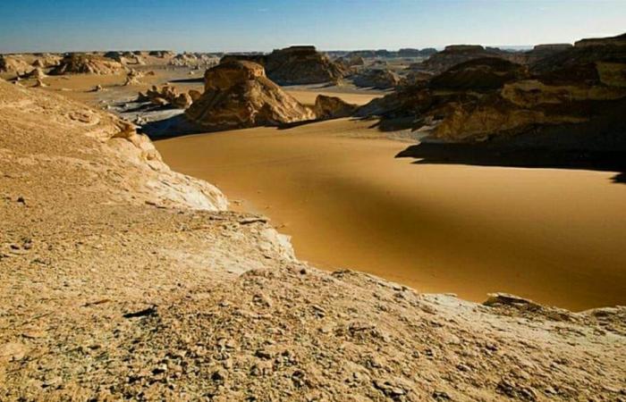 حكايات من الواحات.. قطعة من كوكب المريخ يجسدها وادى العقبات بالفرافرة بتكويناته الصخرية الفريدة.. ينتمى لمعالم محمية الصحراء البيضاء.. و"صخرة كف العروس" تشهد مراسم زواج "صيني" كشرط لإتمام الزفاف.. صور