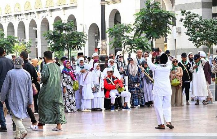 صور وفيديو.. العالم هذا المساء.. المدينة المنورة تودع الزائرين والمعتكفين خلال شهر رمضان المبارك.. فيل فى ألمانيا يشتهر بتقشير الموز ورفضه الثمرات غير الناضجة.. سيول قوية تجتاح مدينة تركية وتعطل حركة المرور