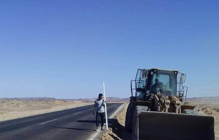 حكايات من الواحات.. طريق الخارجة الداخلة أنشأه إنسان ما قبل التاريخ واشتهر باسم درب الغبارى.. آثاره خلدتها مخربشات وتحكى معالم السير على هذا الطريق.. وأبرز معالمه صخرة الجبل الرابض وحضارة الشيخ مفتاح.. صور