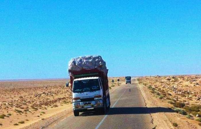 حكايات من الواحات.. طريق الخارجة الداخلة أنشأه إنسان ما قبل التاريخ واشتهر باسم درب الغبارى.. آثاره خلدتها مخربشات وتحكى معالم السير على هذا الطريق.. وأبرز معالمه صخرة الجبل الرابض وحضارة الشيخ مفتاح.. صور