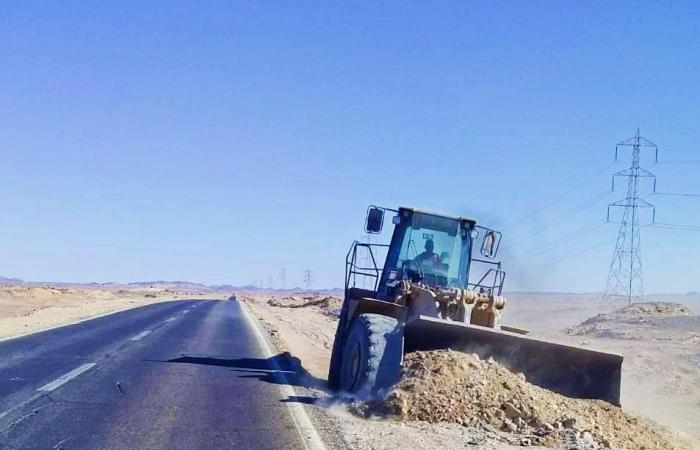 حكايات من الواحات.. طريق الخارجة الداخلة أنشأه إنسان ما قبل التاريخ واشتهر باسم درب الغبارى.. آثاره خلدتها مخربشات وتحكى معالم السير على هذا الطريق.. وأبرز معالمه صخرة الجبل الرابض وحضارة الشيخ مفتاح.. صور