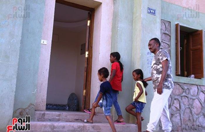 "ادخلوها بسلام آمنين".. حكاية أسرة الطيب الناجية من الحرب السودانية.. مكونة من 10 أفراد ولجأوا إلى مصر "بلدهم الثانى".. سيدة سبعينية تدمع عيناها من مشاهد الأحداث وتحتضن الصغار حولها.. صور