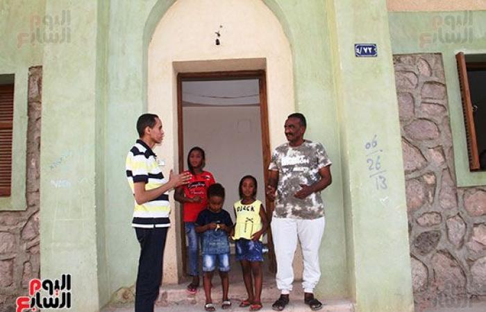 "ادخلوها بسلام آمنين".. حكاية أسرة الطيب الناجية من الحرب السودانية.. مكونة من 10 أفراد ولجأوا إلى مصر "بلدهم الثانى".. سيدة سبعينية تدمع عيناها من مشاهد الأحداث وتحتضن الصغار حولها.. صور