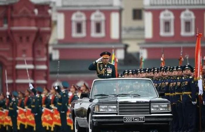 العالم هذا المساء.. ارتفاع عدد شهداء غزة لـ15 شخصا وقوات الاحتلال تواصل قصف القطاع.. عرض عسكرى ضخم بالساحة الحمراء فى موسكو بحضور بوتين.. وأمريكا تلغى شرط التطعيم ضد كورونا على المسافرين الأجانب.. صور