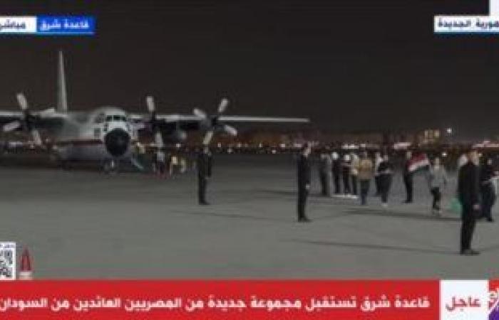 دفعة جديدة من المصريين تصل قاعدة شرق بعد إجلائهم من السودان.. مواطن يحمل صورة الرئيس السيسي لدى وصوله المطار.. وعلم مصر يرفرف بجوار صورة الرئيس فى أيادى أطفال عائدين مع أسرهم.. صور