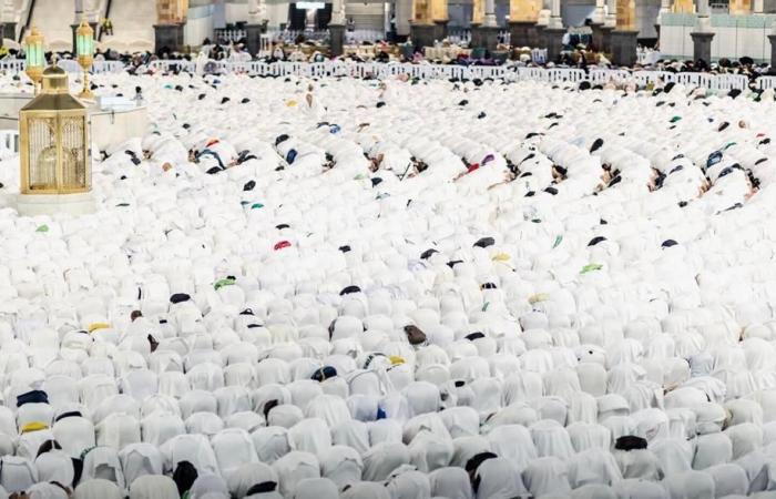 نادانى لبيته لحد باب بيته.. مئات الآلاف من الحجاج يؤدون صلاة الجمعة بمحيط الكعبة.. خطيب المسجد الحرام لضيوف الرحمن: اجعلوا قدوتكم الرسول فى حجة الوداع.. دعوات وتهليل وتكبير ودموع للحجيج فى طواف القدوم (فيديو)