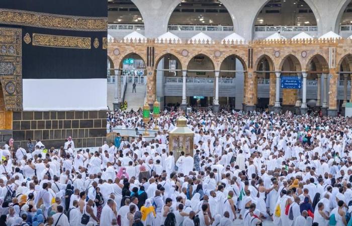 نادانى لبيته لحد باب بيته.. مئات الآلاف من الحجاج يؤدون صلاة الجمعة بمحيط الكعبة.. خطيب المسجد الحرام لضيوف الرحمن: اجعلوا قدوتكم الرسول فى حجة الوداع.. دعوات وتهليل وتكبير ودموع للحجيج فى طواف القدوم (فيديو)