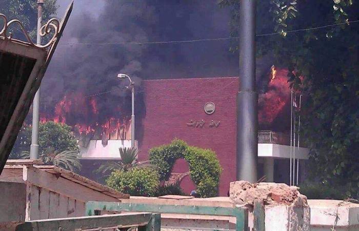 حتى لا ننسى جرائم الإخوان.. الجماعة الإرهابية أحرقت ديوان عام محافظة بنى سويف وأضرمت النيران فى سيارات المحافظة.. ونجاة المحافظ المستشار مجدى البتيتى.. والدولة المصرية أعادت بناء المبنى على أحدث مستوى.. صور