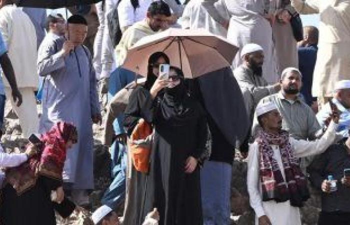 حجاج بيت الله الحرام المتعجلون يؤدون طواف الوداع.. استعدادات مكثفة بالحرم لاستقبال الحجيج.. "الحج" السعودية للحجاج: تجنب الوقوف طويلا في صفوف الانتظار عقب التحلل من الإحرام.. و32 مستشفى لخدمة ضيوف الرحمن