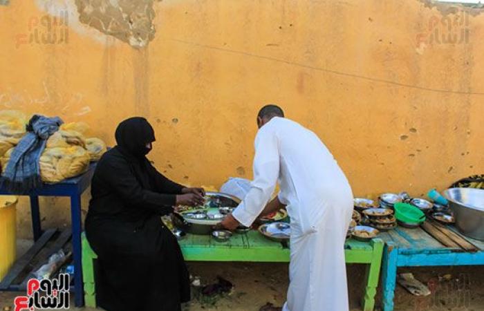 احنا الصعايدة.. أكلات لا يعرفها إلا أهل الصعيد.. حلوة المذاق وسريعة التحضير وتناسب حر الصيف.. "الخمريد والشلولو" أبرزها.. و"الويكا" تلقى إعجاب السائحين فى النوبة.. و"النشابى" لاغنى عنه مع لحم الأضاحى.. صور