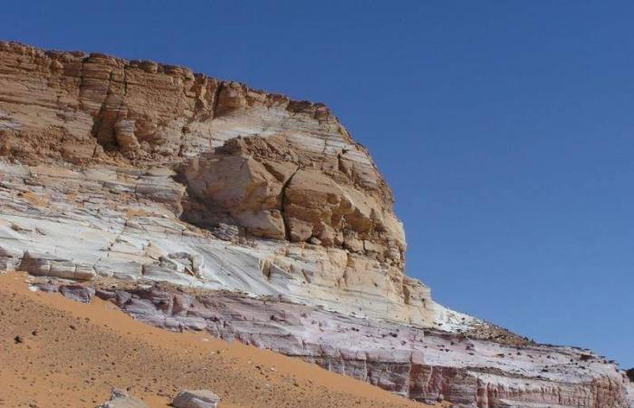 خفايا إنسان ما قبل التاريخ توثقها محمية الجلف الكبير بالوادى الجديد.. استكشفها الأمير كمال الدين حسين عام 1923.. شهدت الحرب العالمية الثانية وتم إعلانها محمية طبيعية فى 2007.. وتزخر بالسيليكا غالية الثمن.. صور