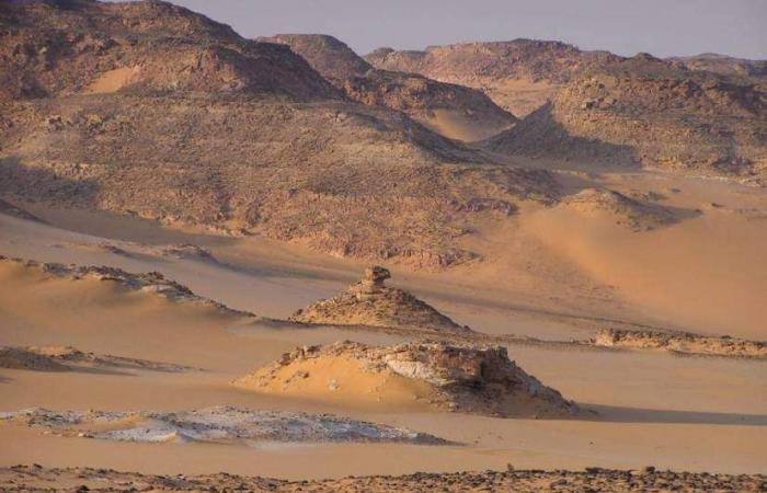 خفايا إنسان ما قبل التاريخ توثقها محمية الجلف الكبير بالوادى الجديد.. استكشفها الأمير كمال الدين حسين عام 1923.. شهدت الحرب العالمية الثانية وتم إعلانها محمية طبيعية فى 2007.. وتزخر بالسيليكا غالية الثمن.. صور